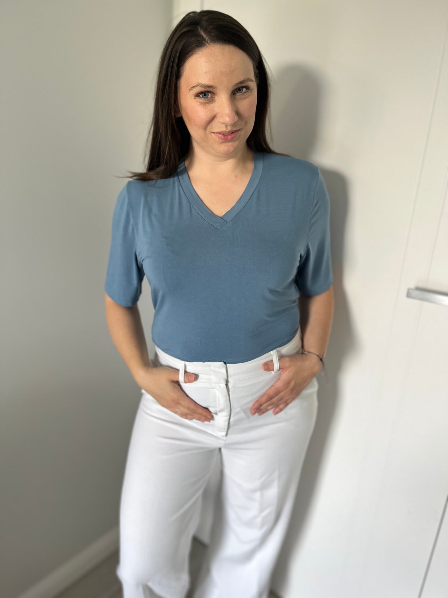 VELA — minimalistyczna bluzka z dekoltem V