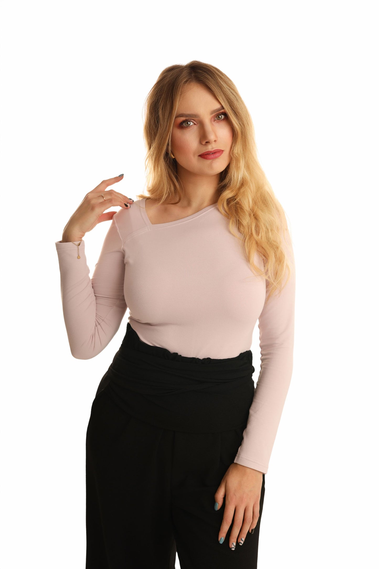 Bluzka Longsleeve z asymetrycznym dekoltem | LUVA | pudrowy róż