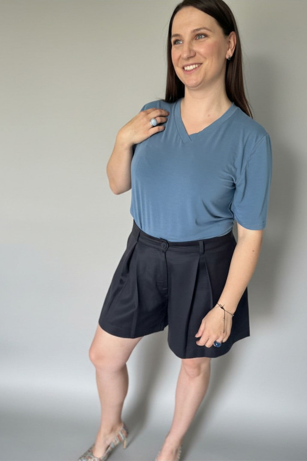 VELA — minimalistyczna bluzka z dekoltem V