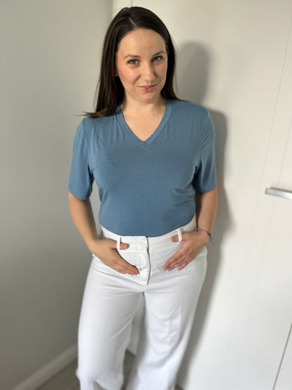 VELA — minimalistyczna bluzka z dekoltem V