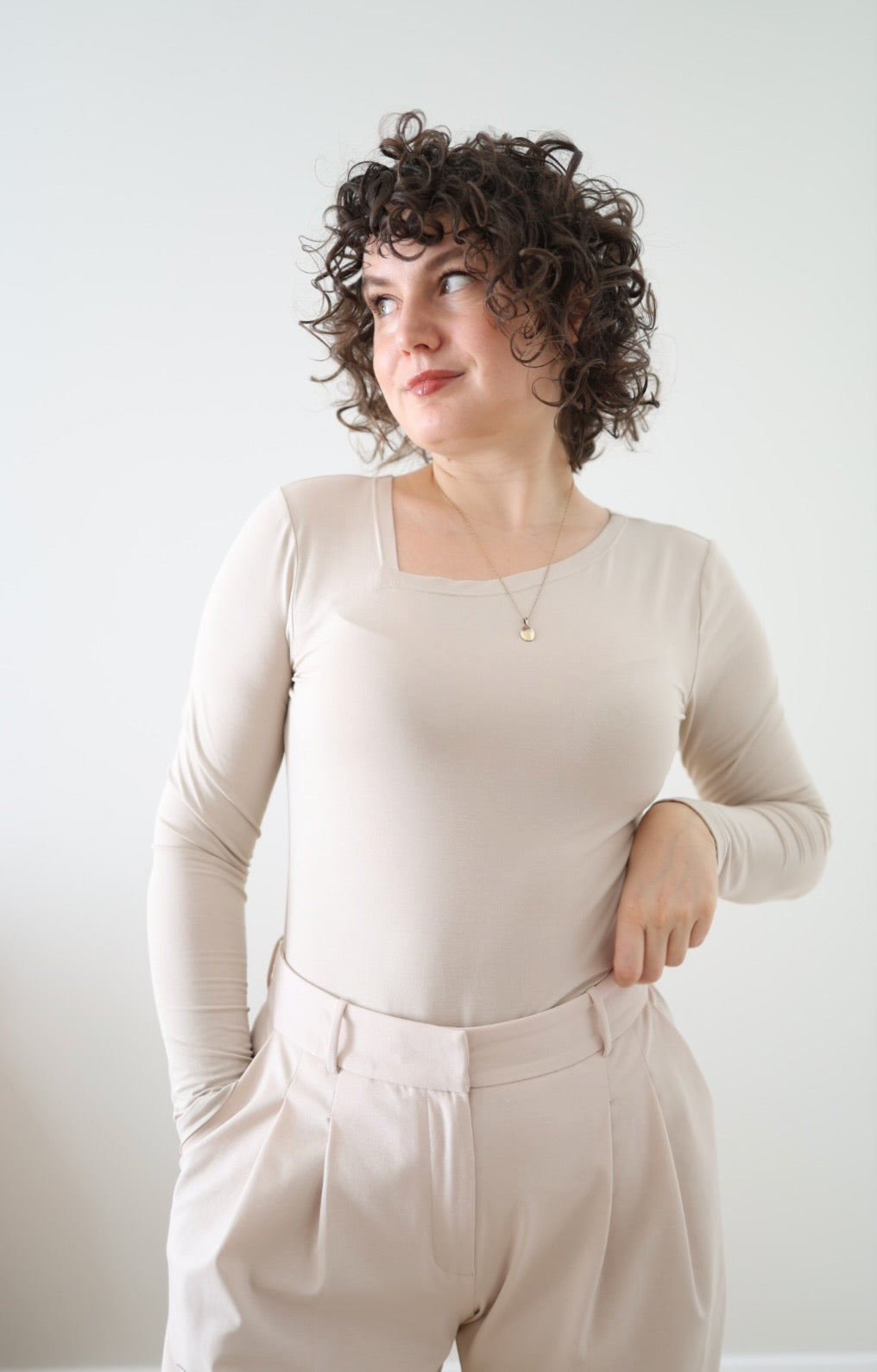 Bluzka Longsleeve Bambusowy z asymetrycznym dekoltem | LUVA | beż