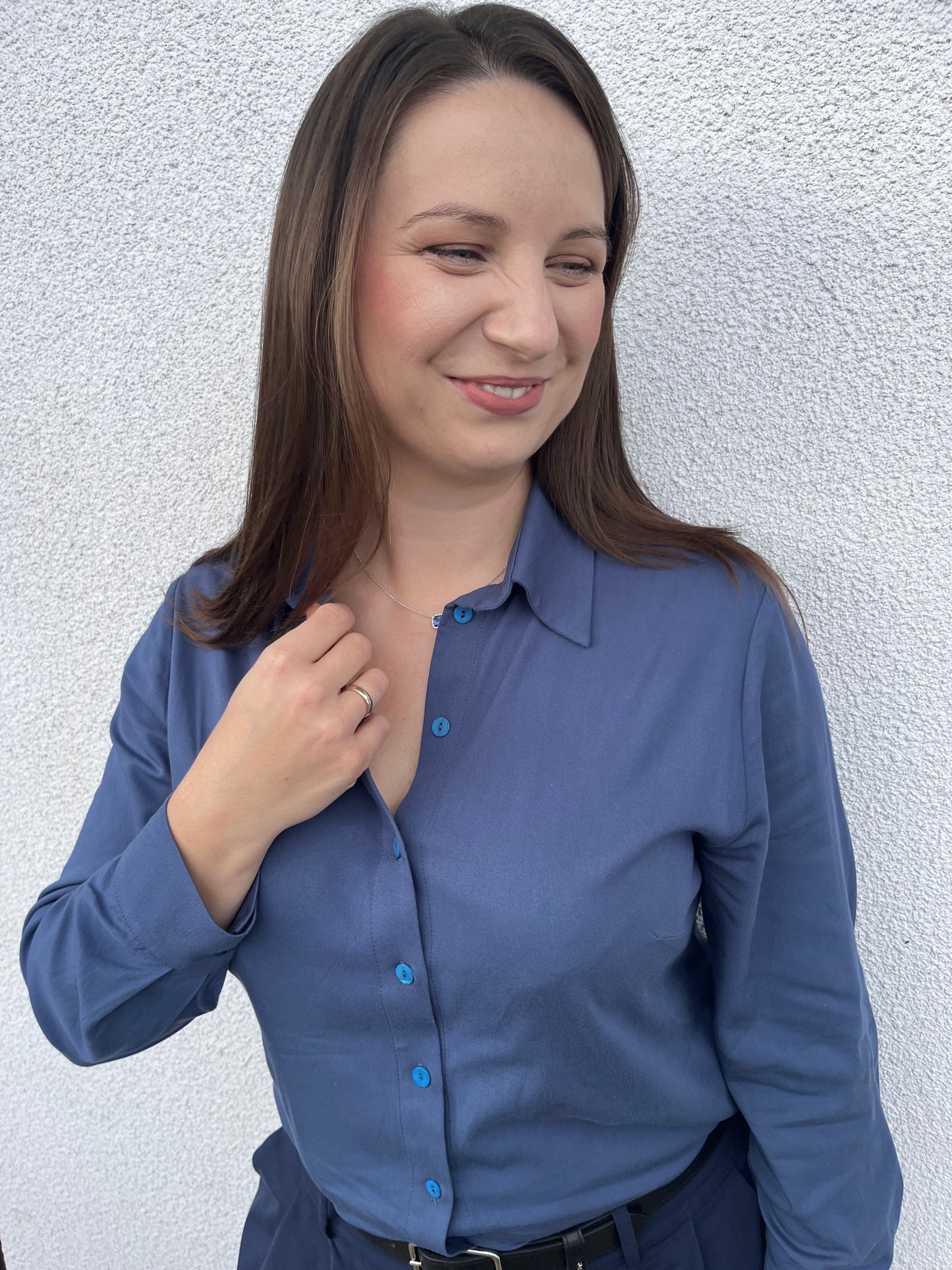 Koszula Wiskozowa – Ponadczasowy i Prosty Basic z Rozcięciami | niebieska